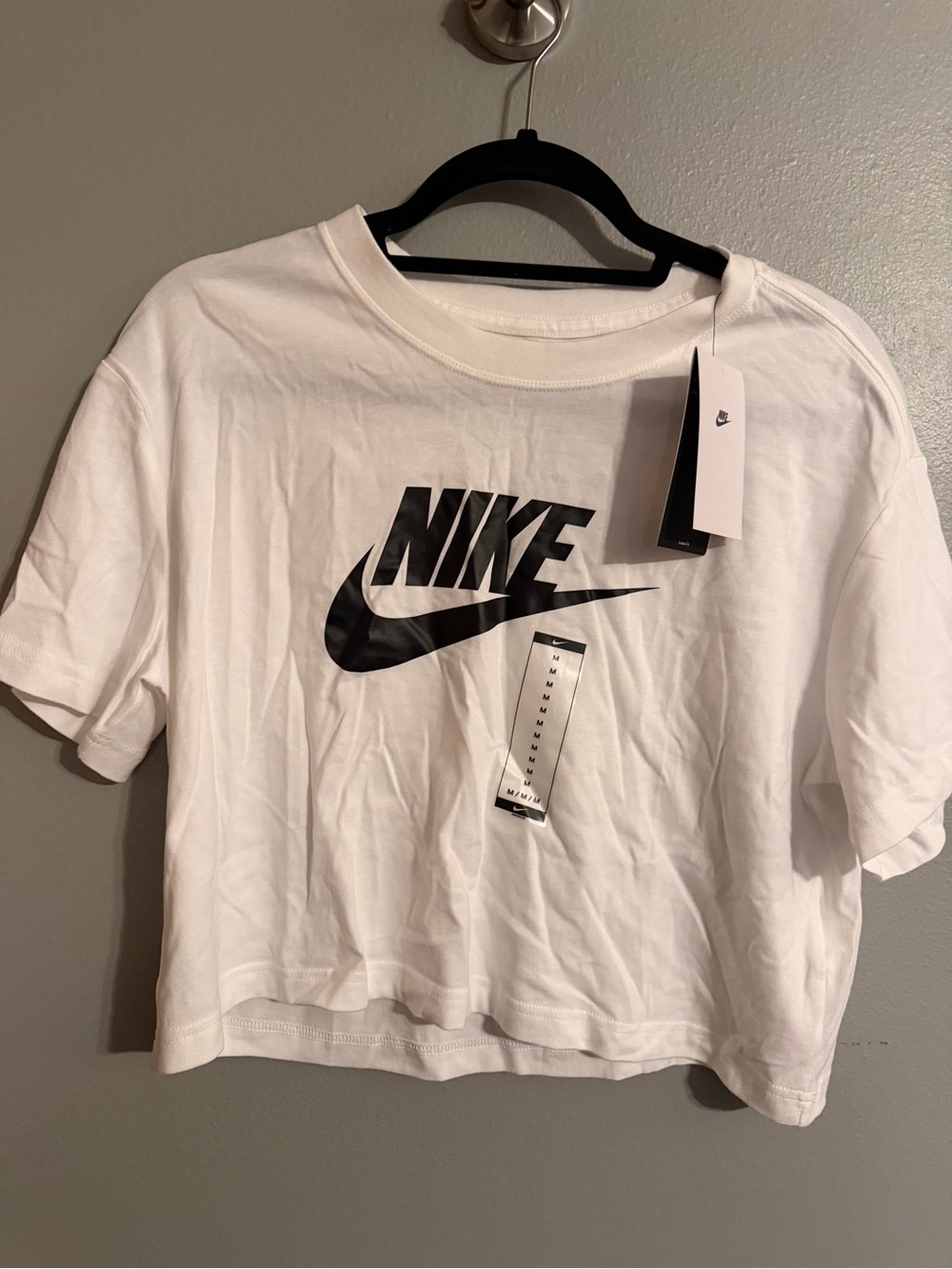 Nike NWT Women’s Medium White Cropped Logo Swoosh T-Shirt